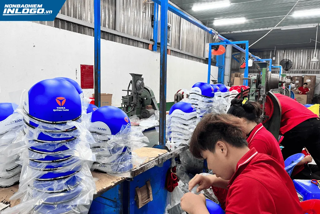 Tỉ mỉ từng công đoạn in logo mũ bảo hiểm Bắc Ninh quà tặng nhân viên
