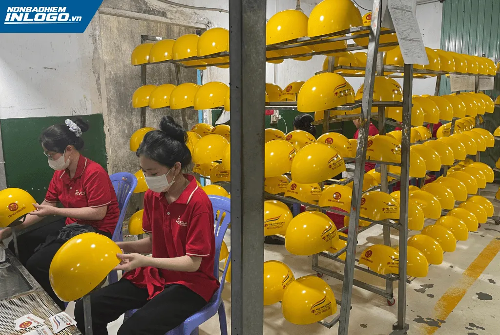 Chuẩn màu mũ bảo hiểm in logo KCN Bắc Ninh cho doanh nghiệp