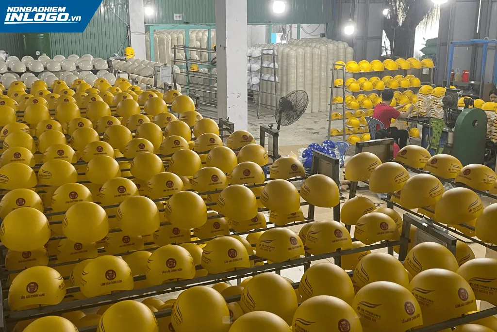 Triển khai mũ bảo hiểm in logo khu công nghiệp Bắc Ninh số lượng lớn
