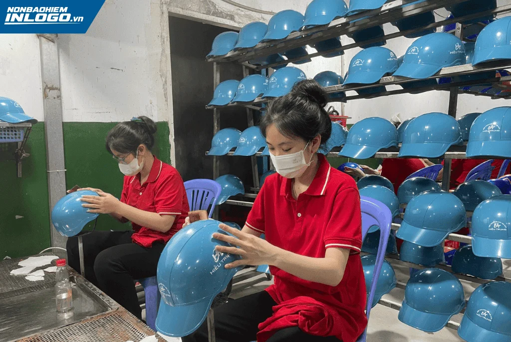 Tỉ mỉ từng công đoạn làm nón bảo hiểm in logo doanh nghiệp theo yêu cầu