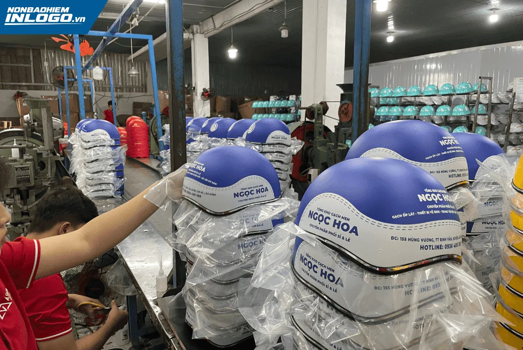 Sản xuất nón bảo hiểm in logo doanh nghiệp cho cửa hàng VLXD