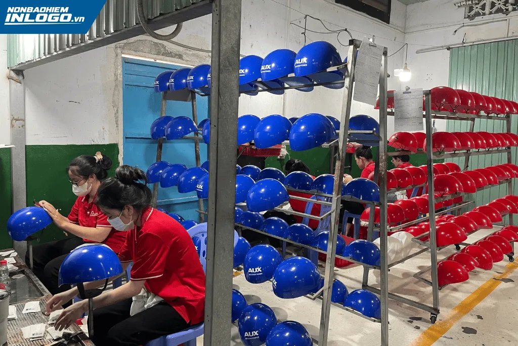 Sản xuất số lượng lớn nón bảo hiểm ở Bình Dương