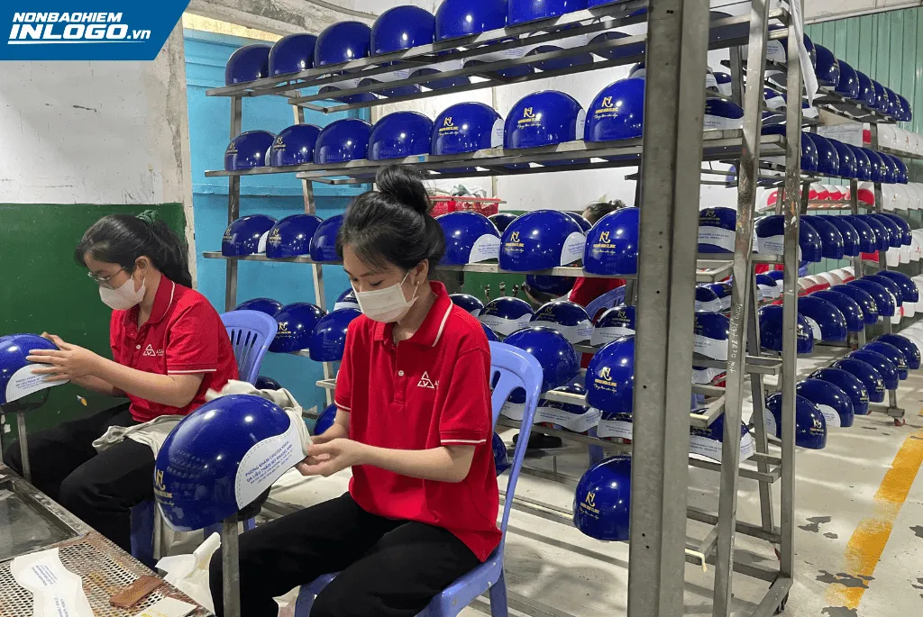 Tặng nón bảo hiểm in logo Cần Thơ trong các hoạt động KCN