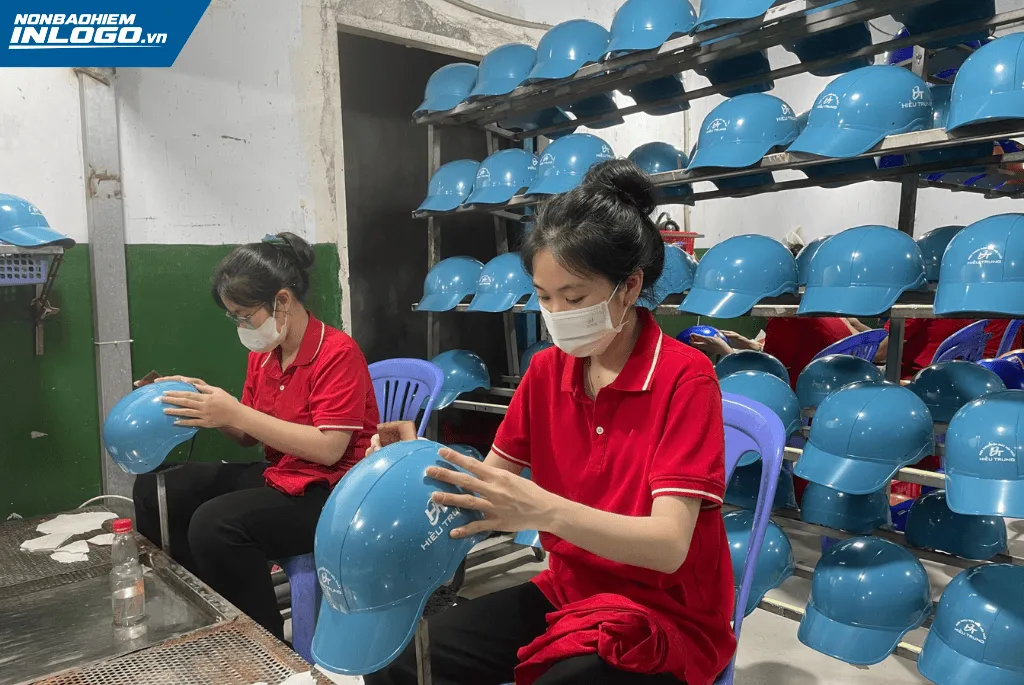 Chọn màu nón bảo hiểm in logo KCN Đà Nẵng chuẩn chỉnh