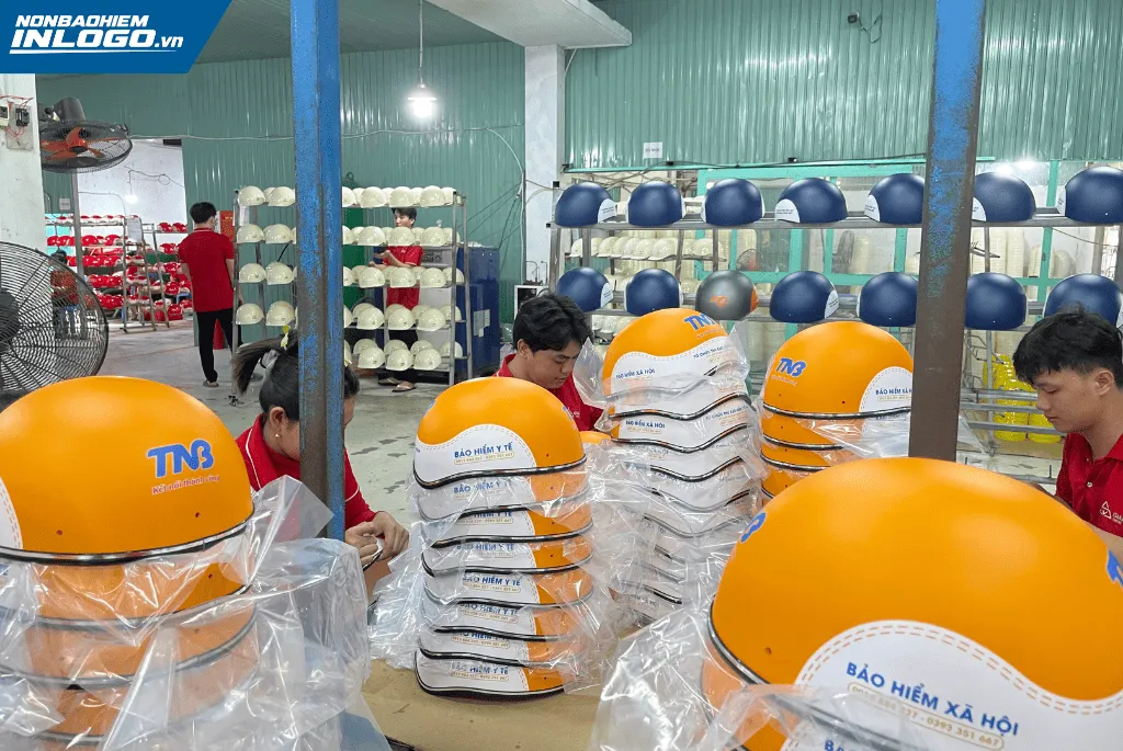 Gắn ron nón bảo hiểm in logo khu công nghiệp Tây Ninh thương hiệu TNB