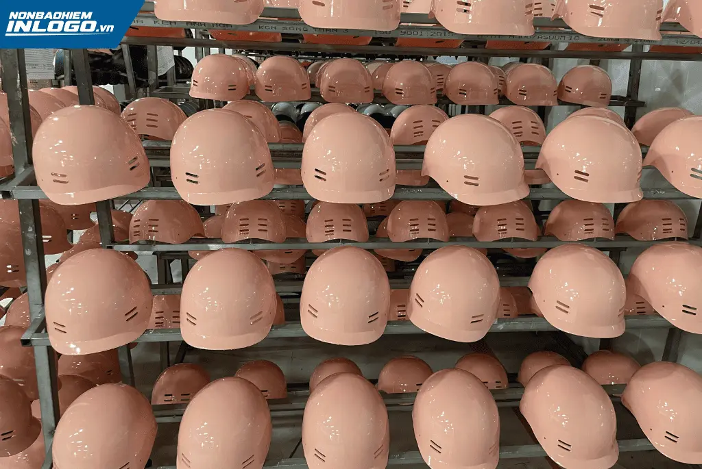Nón bảo hiểm in logo nhà máy là quà hữu ích nhiều sự kiện
