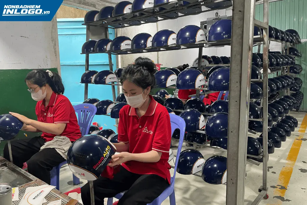 Dán tem nón bảo hiểm in logo tập đoàn kiểu nửa đầu gọn nhẹ