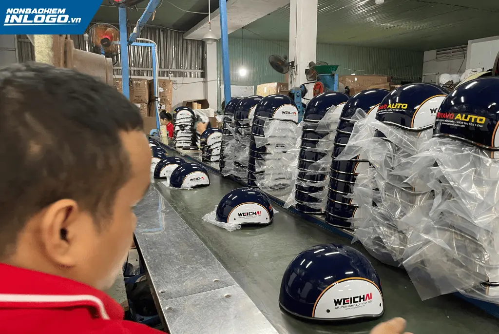 Thiết kế nón bảo hiểm in logo tập đoàn tinh tế và sang trọng