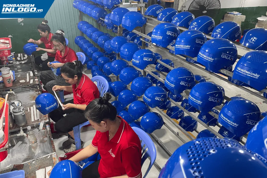 Triển khi nón bảo hiểm in logo xí nghiệp phổ biến với nhiều công ty