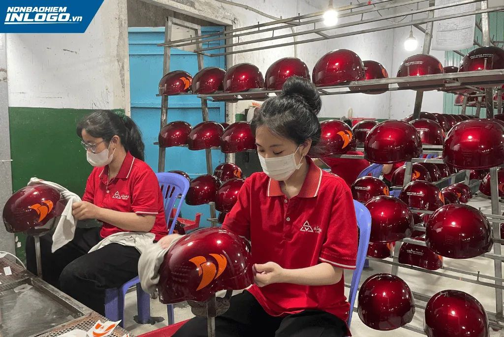 Mũ bảo hiểm quà tặng thiết thực, an toàn và được sử dụng hàng ngày