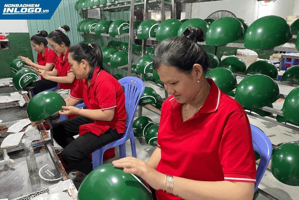 Triển khai nón bảo hiểm in logo KCN Quảng Ninh số lượng lớn