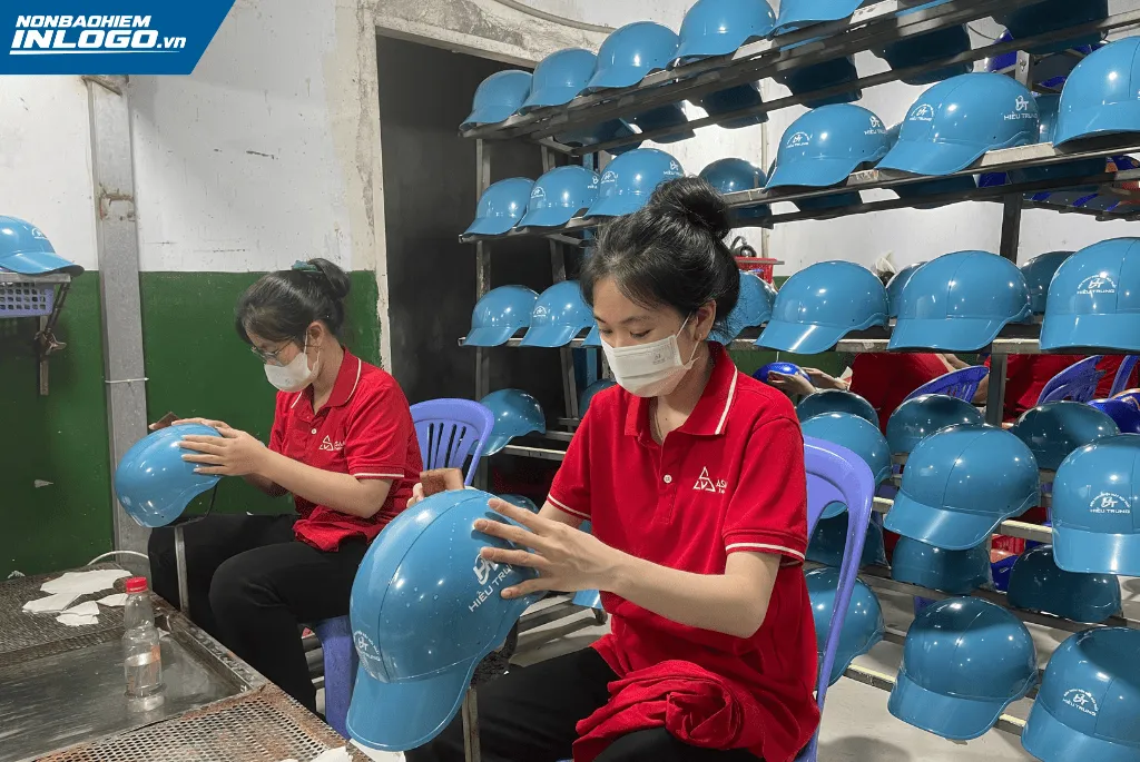 Logo được in tỉ mỉ, chỉnh chu trên từng sản phẩm nón bảo hiểm quà tặng